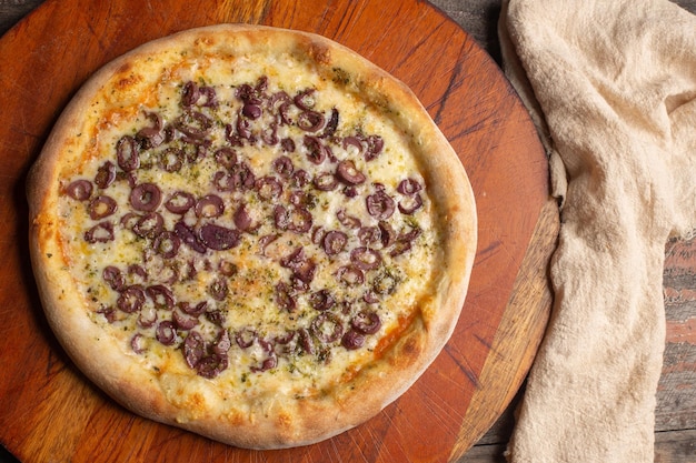Photo pizza au fromage et aux olives noires