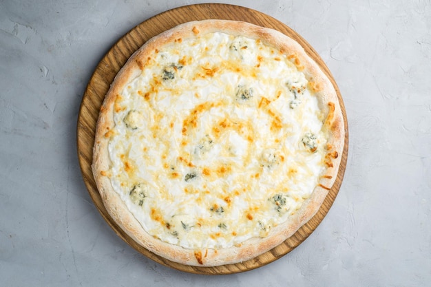 Pizza au fromage blanc sur fond