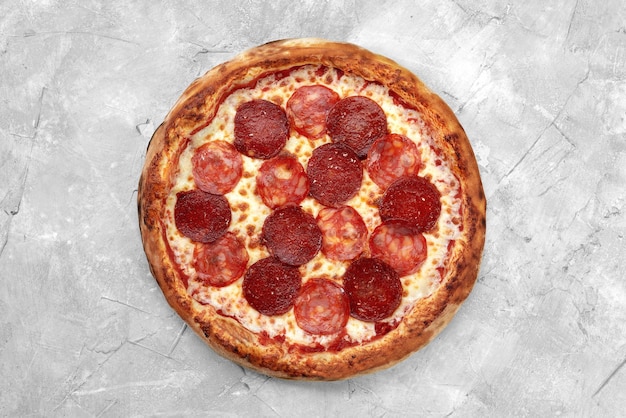 Pizza au fromage maison avec salami délicieuse pizza au cheddar pizza au pepperoni
