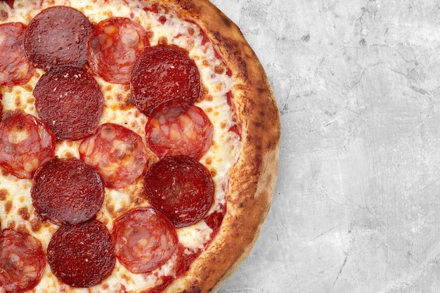 Pizza au fromage maison avec salami délicieuse pizza au cheddar pizza au pepperoni