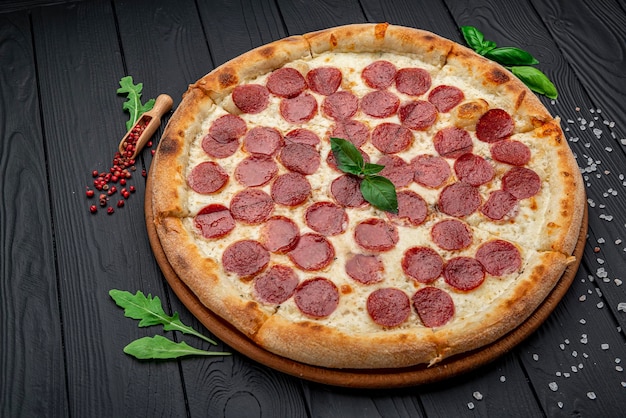 Pizza au fromage maison avec salami délicieuse pizza au cheddar