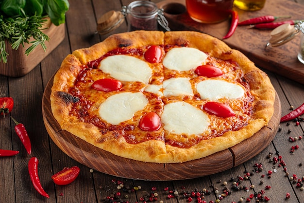 Pizza au fromage mozzarella et tomates