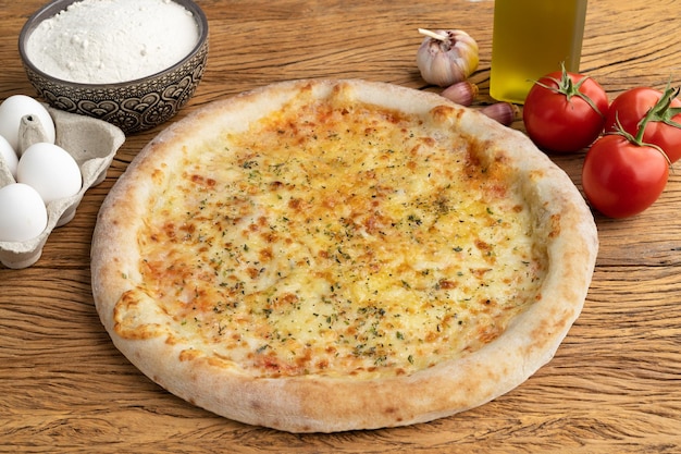 Pizza au fromage avec œufs de tomates et farine