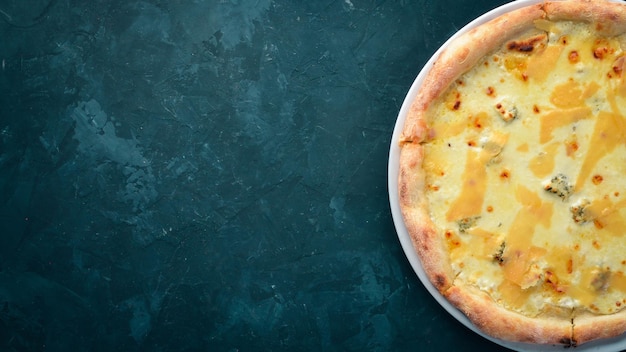 Pizza au fromage Plat traditionnel italien Sur le vieux fond Vue de dessus Espace libre pour votre texte