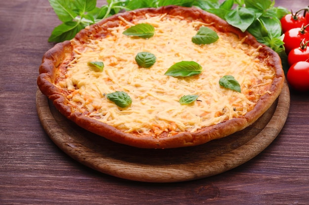 Pizza au fromage avec tomates cerises sur table close up