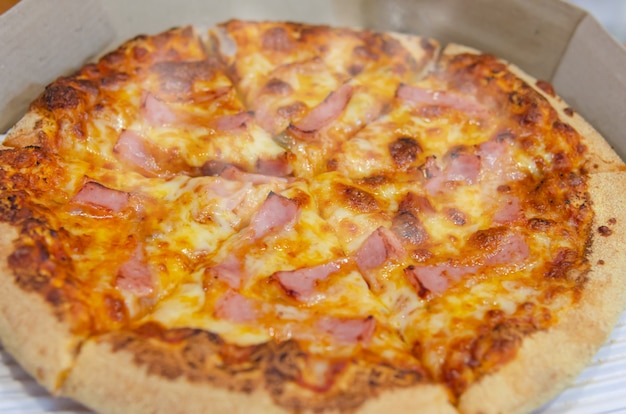 Pizza au jambon et au fromage