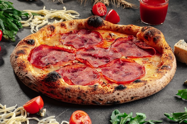 Pizza au jambon frais néopolitain sur fond gris