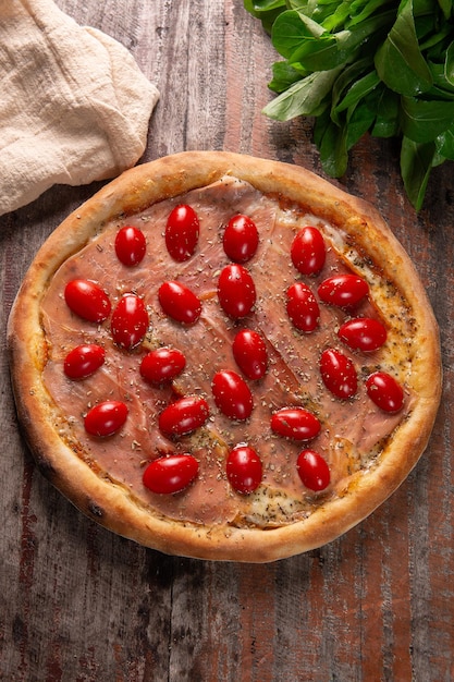 Pizza au jambon de Parme et tomates cerises