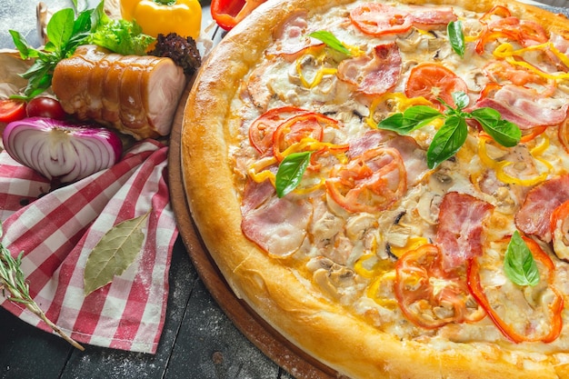 Pizza au jambon sec et basilic