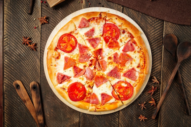 pizza au jambon et tomates