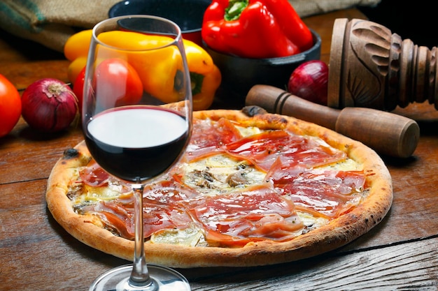 Pizza au jambon et vin rouge