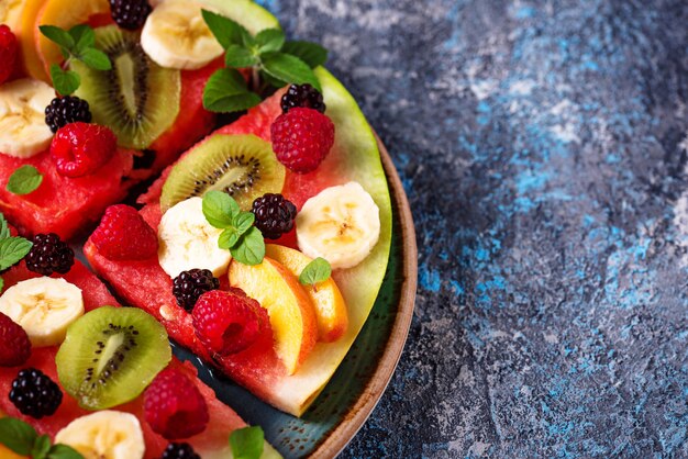 Pizza au melon d&#39;eau avec fruits et baies