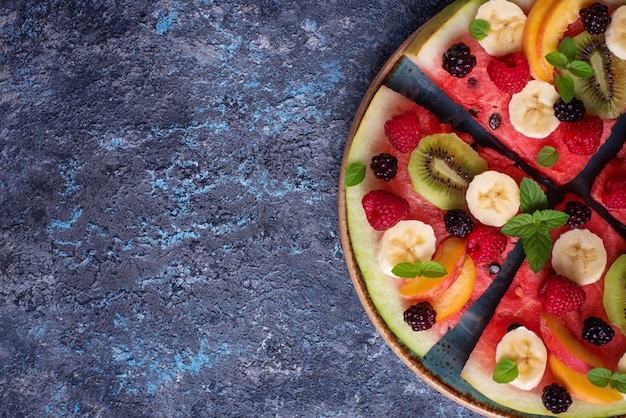 Pizza au melon d'eau avec fruits et baies