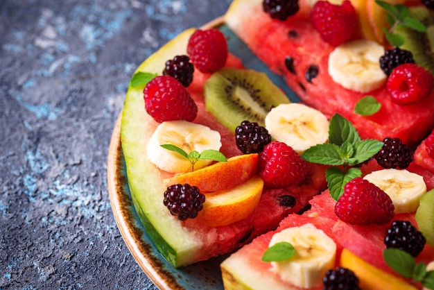 Photo pizza au melon d'eau avec fruits et baies