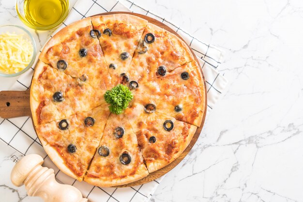 pizza au pepperoni aux olives