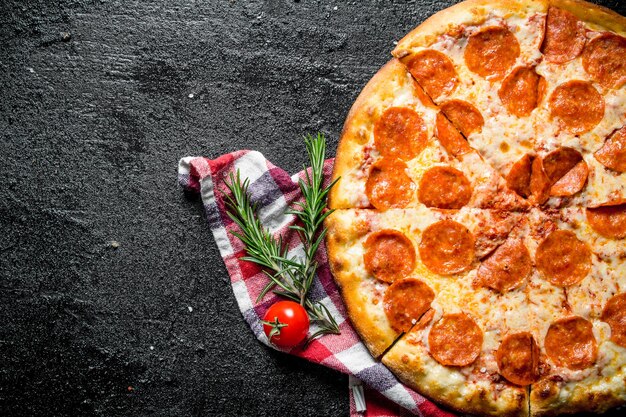 Pizza au pepperoni croustillante sur une serviette