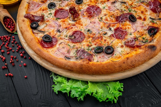 Pizza au pepperoni délicieuse et fraîche avec des légumes