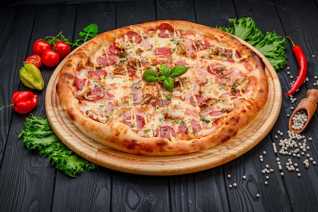 Pizza au pepperoni délicieuse et fraîche avec des légumes