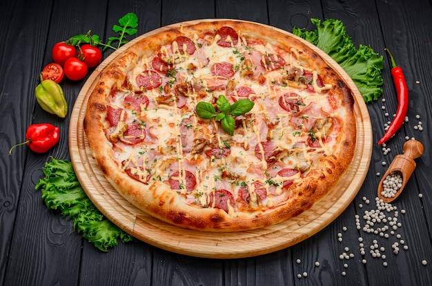 Pizza au pepperoni délicieuse et fraîche avec des légumes