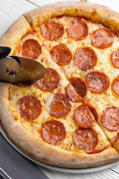 Une pizza au pepperoni dessus