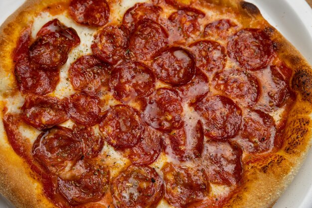 Une pizza au pepperoni avec du fromage et du pepperoni sur le dessus