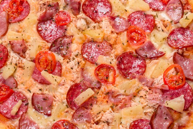 Pizza au pepperoni avec fromage mozzarella, salami, jambon. Pizza italienne