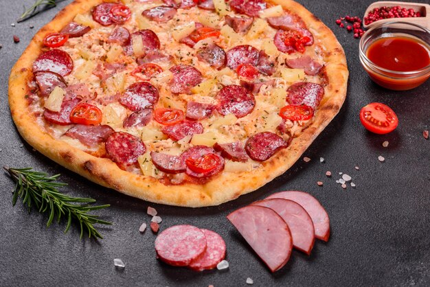 Pizza au pepperoni avec fromage mozzarella, salami, jambon. Pizza italienne