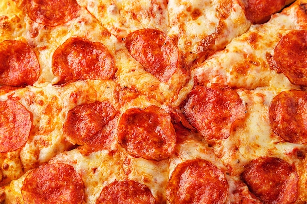 Pizza au pepperoni avec fromage mozzarella et sauce tomate