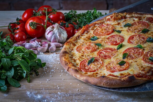 Pizza au pepperoni et fromage sur la table