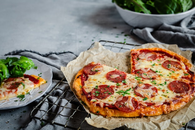 Pizza au pepperoni avec fromage