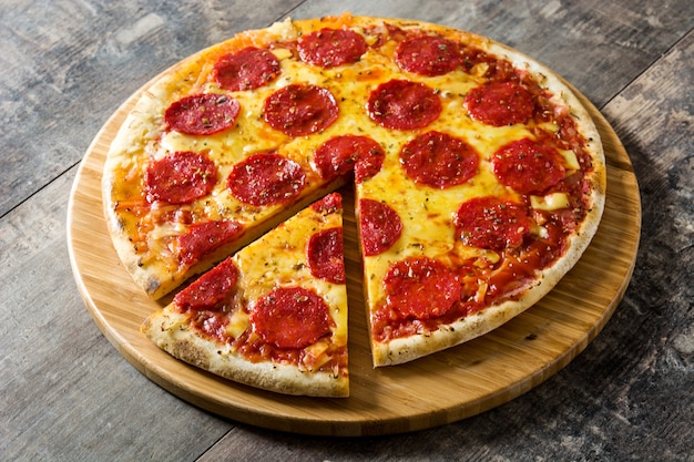 Pizza au pepperoni italienne chaude sur table en bois