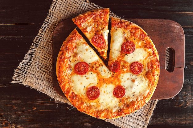 Pizza au pepperoni maison chaude prête à manger. lumière naturelle