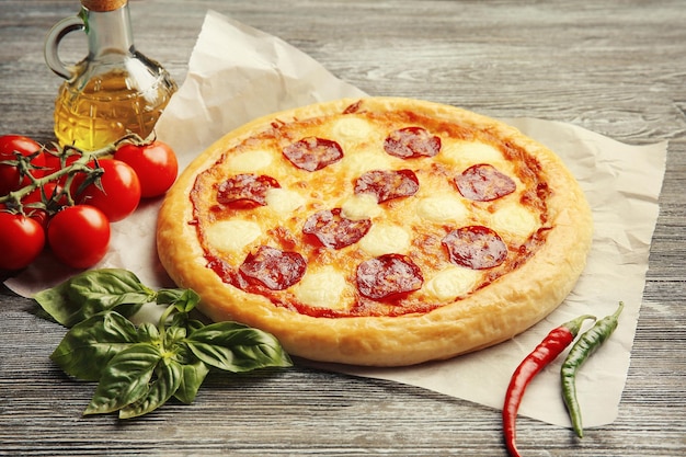 Photo pizza au pepperoni maison sur table en bois