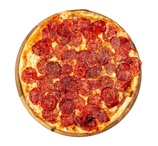 Pizza au pepperoni mince classique sur fond blanc