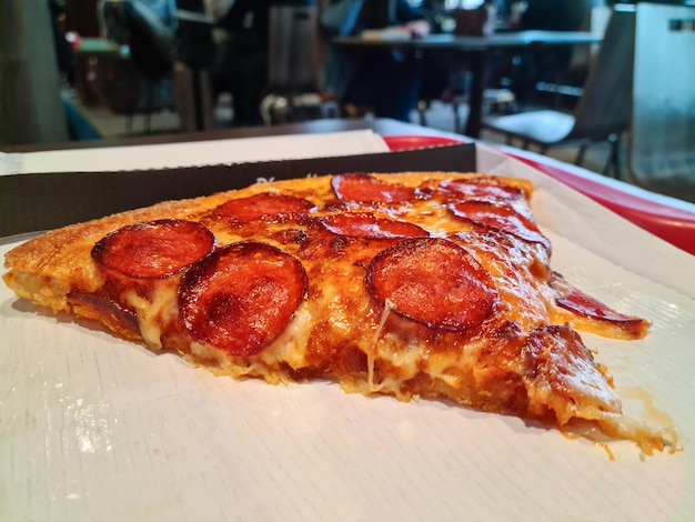 Pizza au pepperoni mozzarella et tomates