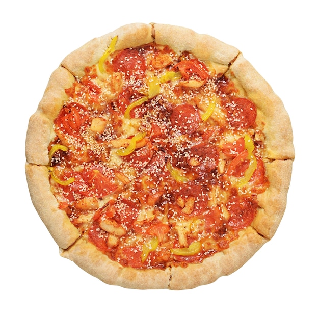 Pizza au pepperoni avec saucisses, sauce tomate, poivre, sésame et fromage isolé sur fond blanc.