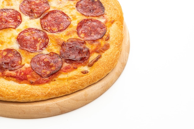 Pizza au pepperoni sur table blanche