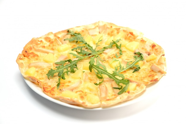 Pizza au poulet, ananas et roquette sur blanc