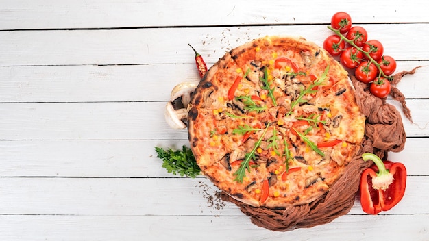 Pizza au poulet et aux champignons Vue de dessus Sur un fond en bois Copiez l'espace