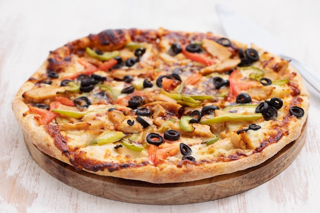 Pizza au poulet et aux olives