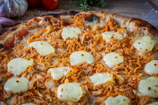 Pizza au poulet et fromage à la crème sur la table