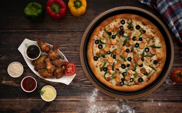 Pizza au poulet sur table en bois, vue de dessus