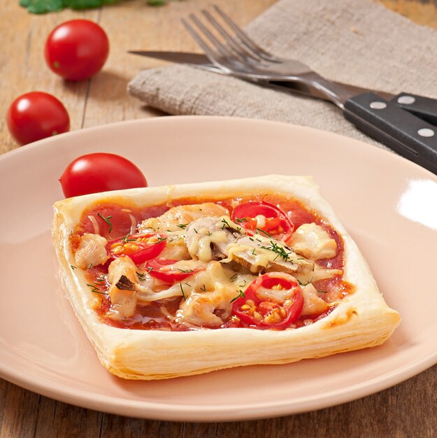 pizza au poulet, tomates et champignons