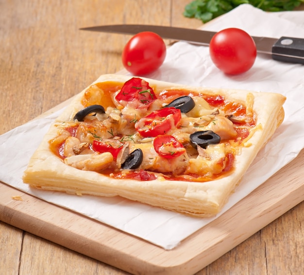 pizza au poulet, tomates et champignons