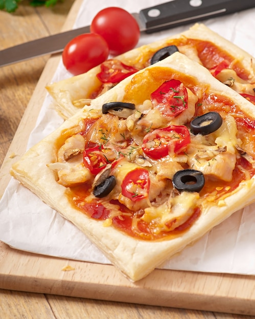 pizza au poulet, tomates et champignons