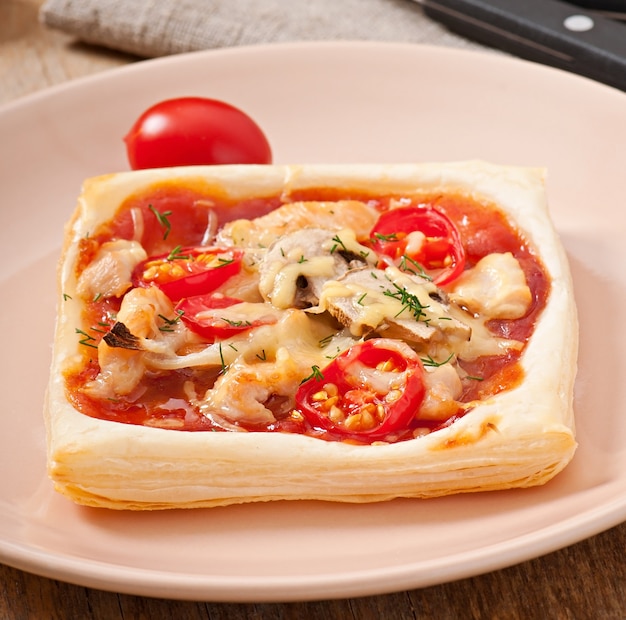 pizza au poulet, tomates et champignons