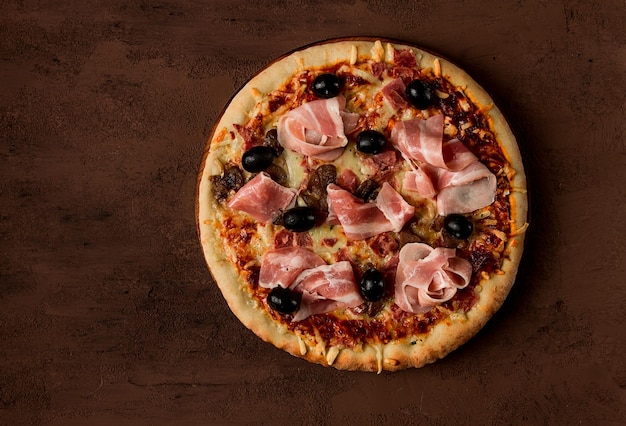 Pizza au prosciutto et champignons bacon olives maison vue de dessus aucun peuple