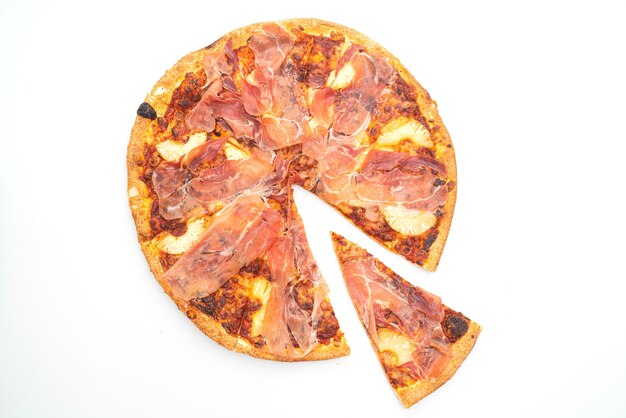 Pizza au prosciutto ou pizza au jambon de parme isolé sur fond blanc