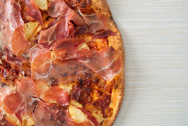 Pizza au prosciutto ou pizza au jambon de Parme - style cuisine italienne