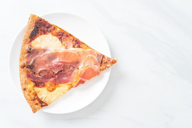 Pizza au prosciutto ou pizza au jambon de parme - style cuisine italienne